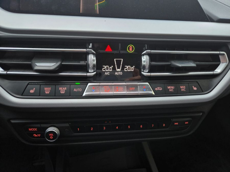 Photo 23 de l'offre de BMW SERIE 1 (F40) 118DA 150 BVA8 BUSINESS GPS Keyless SC Attel. à 21450€ chez Mérignac auto