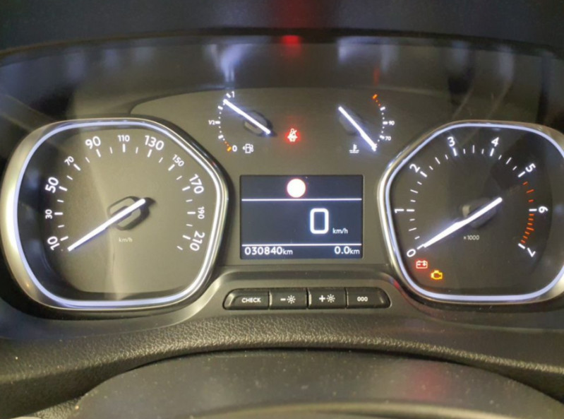 Photo 26 de l'offre de PEUGEOT EXPERT FOURGON 2.0 BlueHDi 145 EAT8 ASPHALT GPS Attel. Galerie 1ère Main 23450.H.T à 23450€ chez Mérignac auto