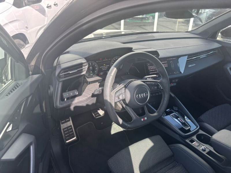 Photo 26 de l'offre de AUDI A3 SPORTBACK IV New 40 TFSIe 204 25.7kWh S Tronic S LINE 142Kms Elect. WLTP Key Less Hayon EL. à 39450€ chez Mérignac auto