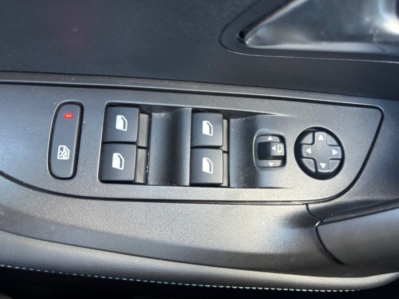 Photo 17 de l'offre de PEUGEOT 2008 II 1.2 PureTech 100 BVM6 ALLURE GPS Camera AB SC à 15890€ chez Mérignac auto