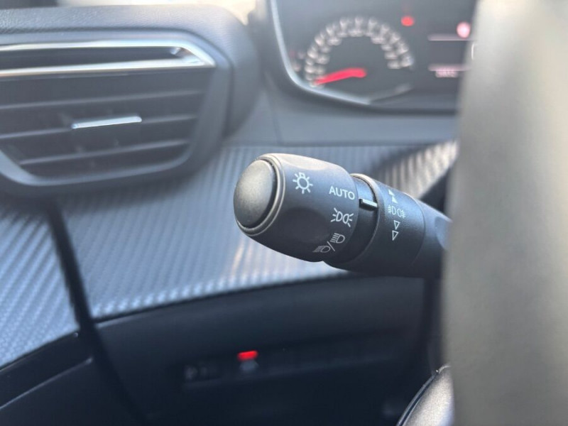 Photo 18 de l'offre de PEUGEOT 2008 II 1.2 PureTech 100 BVM6 ALLURE GPS Camera AB SC à 15890€ chez Mérignac auto