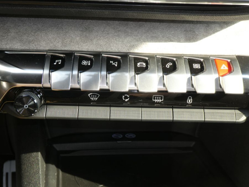 Photo 22 de l'offre de PEUGEOT 3008 II (2) 1.5 BlueHDi 130 EAT8 GT Alcantara TOE Hayon EL. 360° 1ère Main à 25450€ chez Mérignac auto