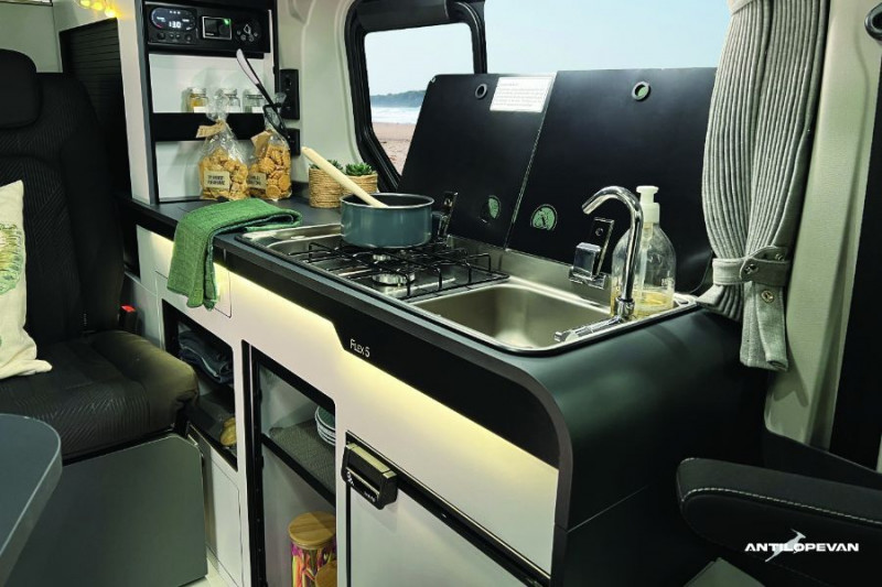Photo 16 de l'offre de RENAULT TRAFIC VAN ANTILOPE VAN Aménagé NV FLEX 5 CONFORT 2.0 DCi 150 EAG9 L1 5PL Attel+Pte Vélo Dispo 11/26 à 64900€ chez Mérignac auto