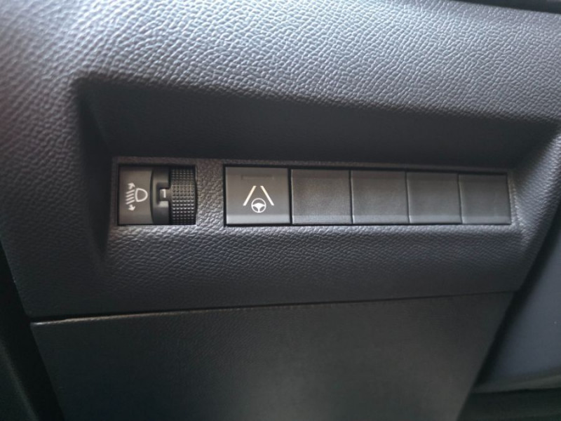Photo 39 de l'offre de PEUGEOT 2008 II (2) 1.2 HYBRID 145 e-DCS6 ALLURE Camera à 26450€ chez Mérignac auto
