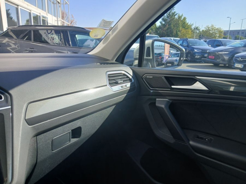 Photo 37 de l'offre de VOLKSWAGEN TIGUAN 2.0 BI-TDI 240 DSG 4Motion BLACK R LINE CUIR Attel. Full Options à 27500€ chez Mérignac auto