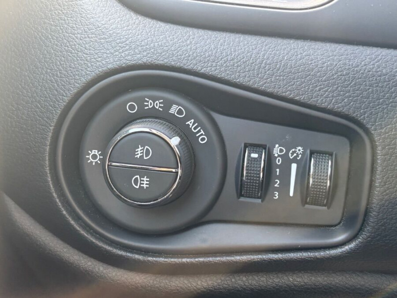 Photo 19 de l'offre de JEEP RENEGADE 1.5 e-HYBRID 130 BVM6 MHEV SUMMIT JA18 Caméra Attel. à 21450€ chez Mérignac auto