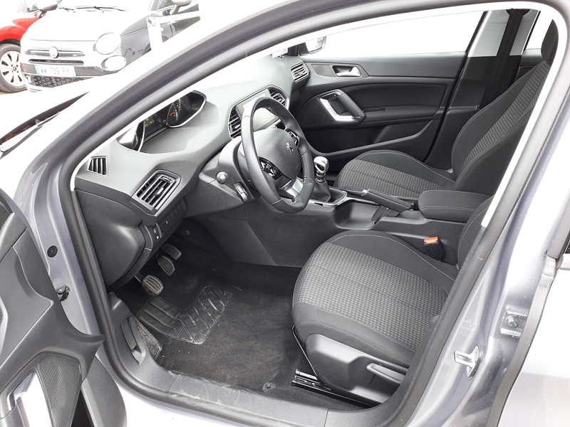 Photo 5 de l'offre de PEUGEOT 308 1.2 PURETECH 110CH E6.C S&S ACTIVE (COURROIE CHANGEE) à 9990€ chez Sevestre Automobiles