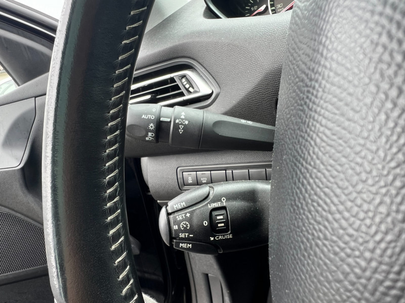 Photo 13 de l'offre de PEUGEOT 308 1.2 PURETECH 130CH ALLURE S&S 5P (COURROIE CHANGEE) à 8990€ chez Sevestre Automobiles