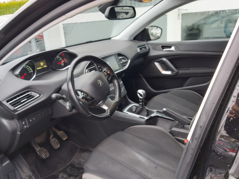 Photo 5 de l'offre de PEUGEOT 308 SW 1.2 PURETECH 110CH STYLE S&S (COURROIE CHANGEE) à 8990€ chez Sevestre Automobiles
