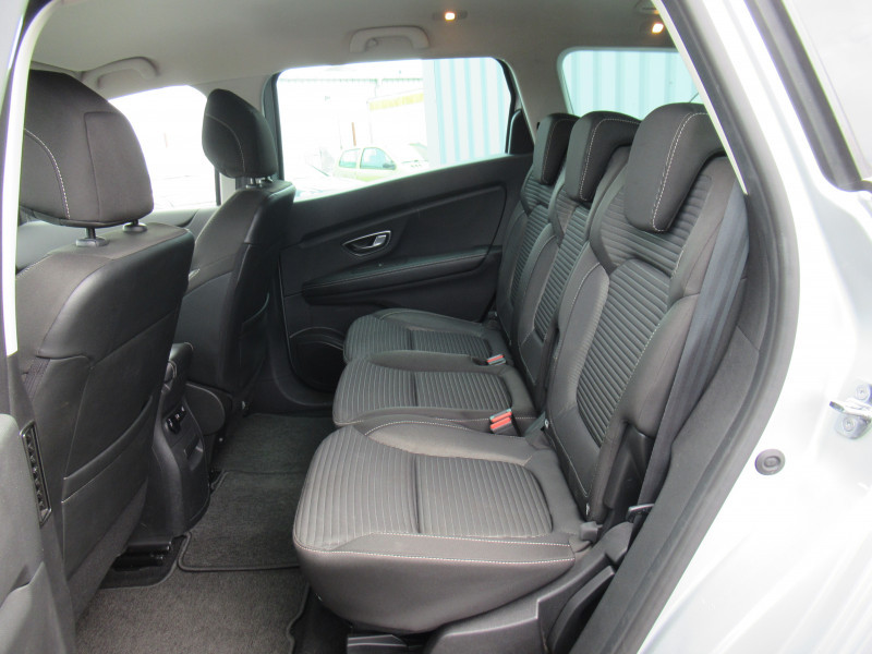 Photo 6 de l'offre de RENAULT GRAND SCENIC IV 1.7 BLUE DCI 120CH BUSINESS EDC 7 PLACES à 17490€ chez J'NOV AUTO