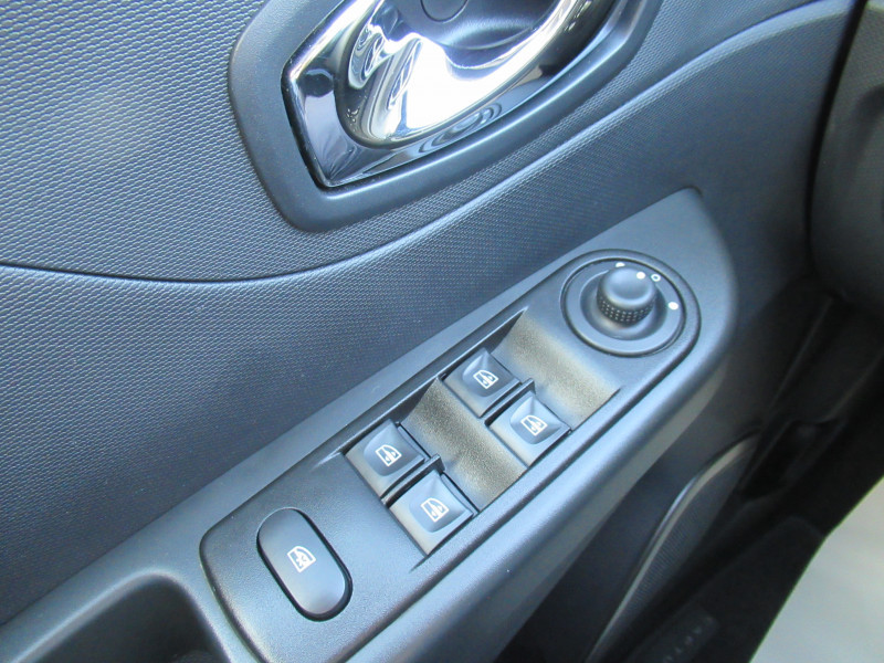 Photo 12 de l'offre de RENAULT CAPTUR 1.5 DCI 110CH STOP&START ENERGY BUSINESS ECOÂ² EURO6 2016 à 10990€ chez J'NOV AUTO