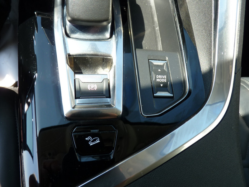 Photo 12 de l'offre de PEUGEOT 3008 HYBRID4 300CH ALLURE PACK E-EAT8 à 21990€ chez Vent d'ouest automobiles