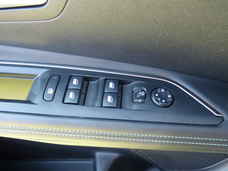 Photo 14 de l'offre de PEUGEOT 3008 HYBRID4 300CH ALLURE PACK E-EAT8 à 21990€ chez Vent d'ouest automobiles