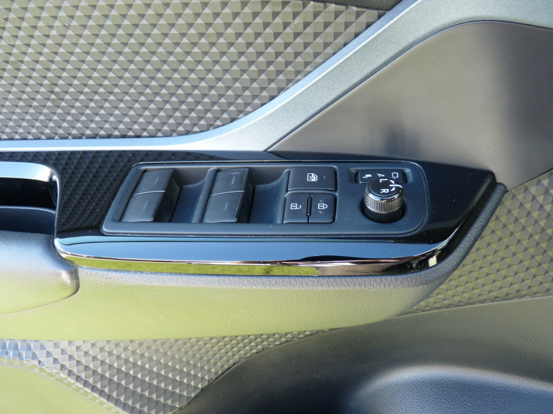 Photo 13 de l'offre de TOYOTA C-HR 184H DISTINCTIVE 2WD E-CVT MY20 à 22490€ chez Vent d'ouest automobiles