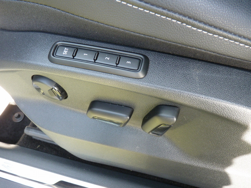 Photo 15 de l'offre de VOLKSWAGEN TIGUAN 1.5 TSI 150CH R-LINE EXCLUSIVE DSG7 à 39490€ chez Vent d'ouest automobiles