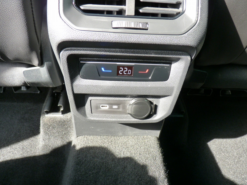 Photo 12 de l'offre de VOLKSWAGEN TIGUAN 1.5 TSI 150CH R-LINE EXCLUSIVE DSG7 à 39490€ chez Vent d'ouest automobiles