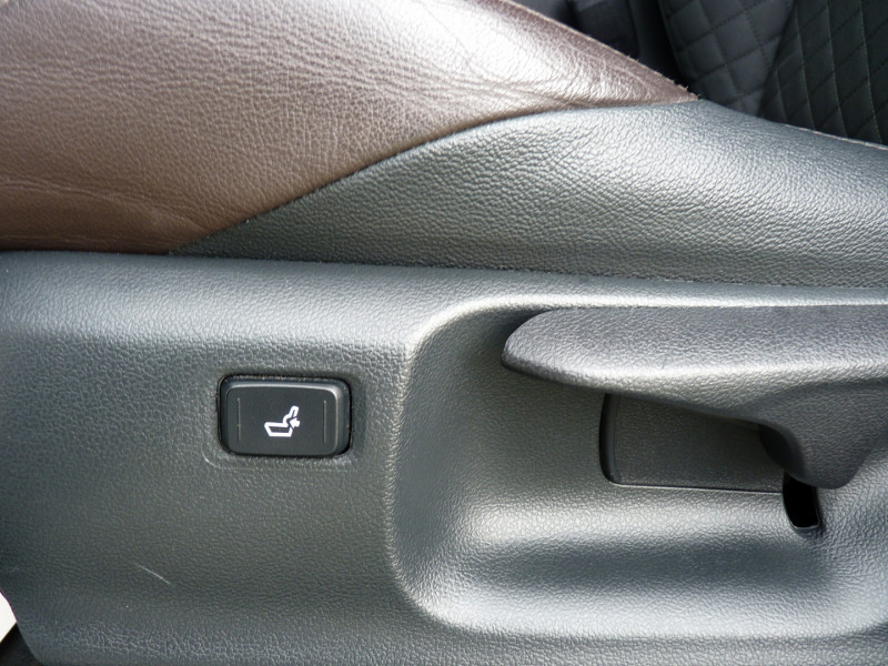 Photo 14 de l'offre de TOYOTA C-HR 122H DISTINCTIVE 2WD E-CVT RC18 à 19990€ chez Vent d'ouest automobiles