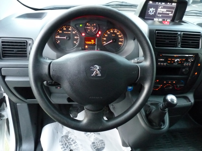 Photo 6 de l'offre de PEUGEOT EXPERT FG 229 L2H1 2.0 HDI FAP 125 PACK CD CLIM NAV à 15490€ chez Vent d'ouest automobiles