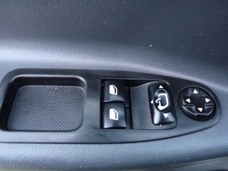 Photo 11 de l'offre de PEUGEOT EXPERT FG 229 L2H1 2.0 HDI FAP 125 PACK CD CLIM NAV à 15490€ chez Vent d'ouest automobiles