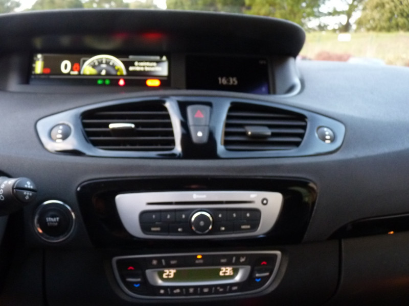 Photo 10 de l'offre de RENAULT GRAND SCENIC III 1.6 DCI 130CH ENERGY BOSE EURO6 7 PLACES 2015 à 13990€ chez Vent d'ouest automobiles
