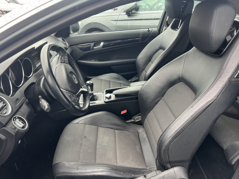 Photo 5 de l'offre de MERCEDES-BENZ CLASSE C COUPE 180 BE à 11990€ chez Sevestre Automobiles Nantes