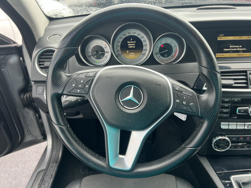 Photo 9 de l'offre de MERCEDES-BENZ CLASSE C COUPE 180 BE à 11990€ chez Sevestre Automobiles Nantes