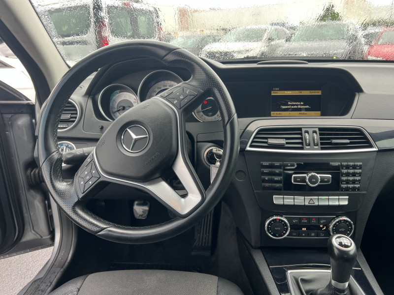 Photo 8 de l'offre de MERCEDES-BENZ CLASSE C COUPE 180 BE à 11990€ chez Sevestre Automobiles Nantes