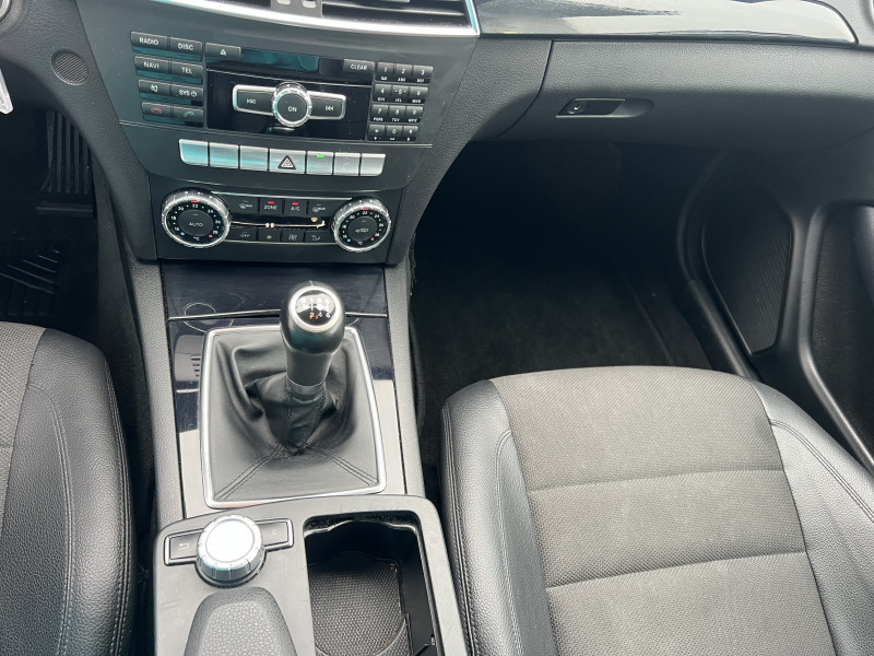 Photo 13 de l'offre de MERCEDES-BENZ CLASSE C COUPE 180 BE à 11990€ chez Sevestre Automobiles Nantes