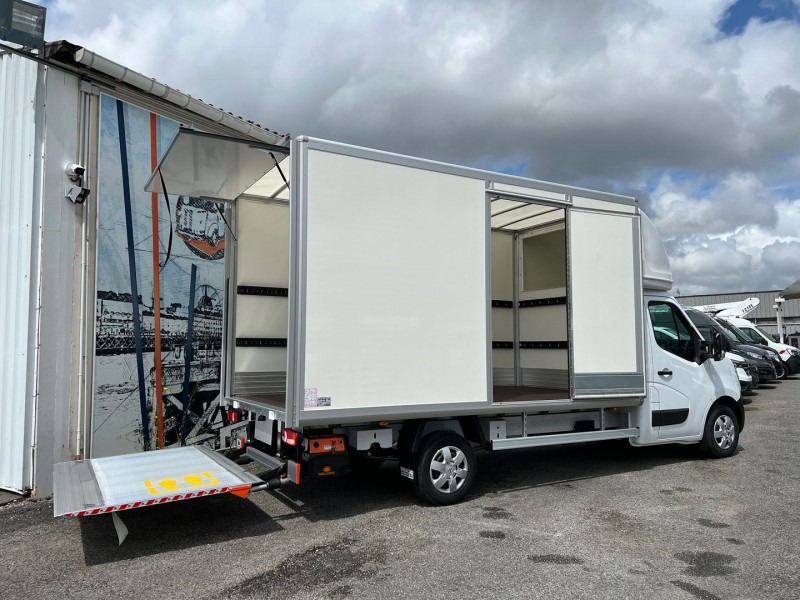 Photo 2 de l'offre de NISSAN INTERSTAR CAISSE 22M3 + HAYON 1600 + PORTE LAT + CAPUCINE 3T5 2.3DCI 165CH à 52740€ chez Bretagne Utilitaires