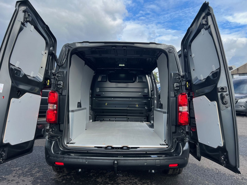 Photo 8 de l'offre de PEUGEOT EXPERT FG M 2.0 BLUEHDI 180CH S&S EAT8 + NBRES OPTIONS à 39540€ chez Bretagne Utilitaires