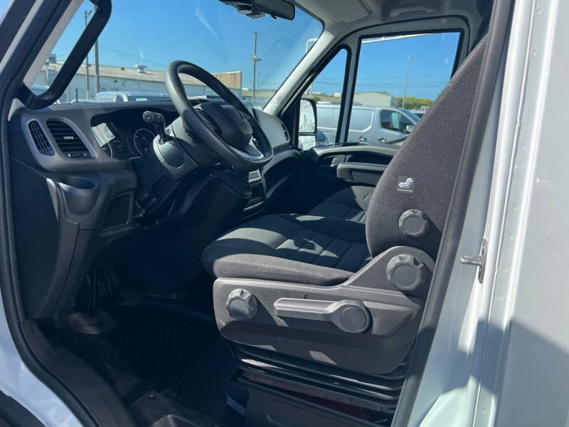 Photo 6 de l'offre de IVECO DAILY CCB 35C18H 4100 3.0 HI-MATIC PLATEAU CAISSE BACHE à 65940€ chez Bretagne Utilitaires