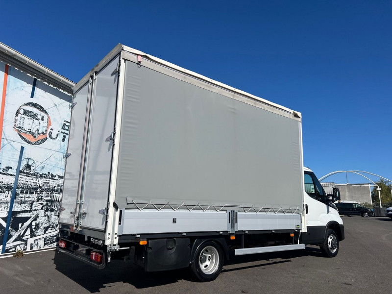 Photo 2 de l'offre de IVECO DAILY CCB 35C18H 4100 3.0 HI-MATIC PLATEAU CAISSE BACHE à 65940€ chez Bretagne Utilitaires