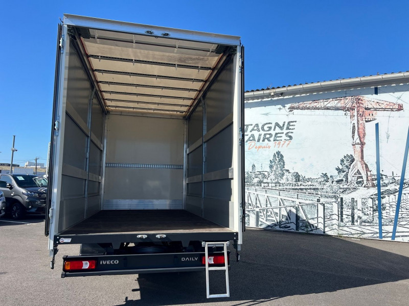 Photo 3 de l'offre de IVECO DAILY CCB 35C18H 4100 3.0 HI-MATIC PLATEAU CAISSE BACHE à 65940€ chez Bretagne Utilitaires