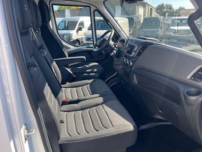 Photo 8 de l'offre de IVECO DAILY CCB 35C18H 4100 3.0 HI-MATIC PLATEAU CAISSE BACHE à 65940€ chez Bretagne Utilitaires