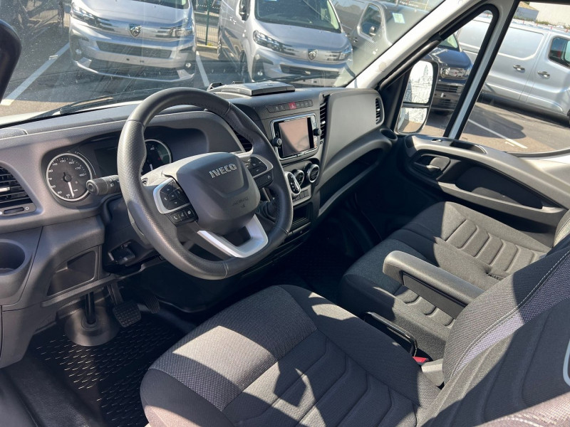 Photo 7 de l'offre de IVECO DAILY CCB 35C18H 4100 3.0 HI-MATIC PLATEAU CAISSE BACHE à 65940€ chez Bretagne Utilitaires