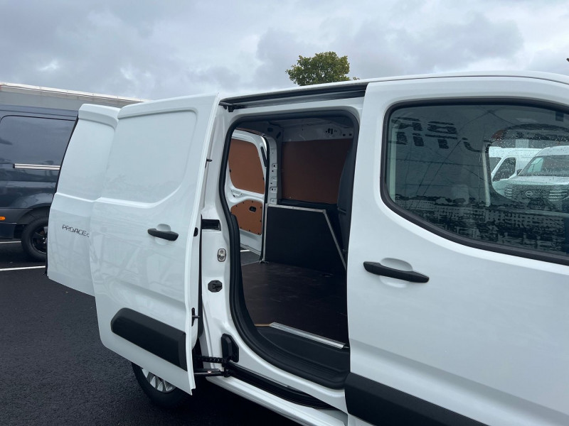 Photo 2 de l'offre de TOYOTA PROACE CITY MEDIUM 100 D-4D ACTIVE à 13950€ chez Bretagne Utilitaires