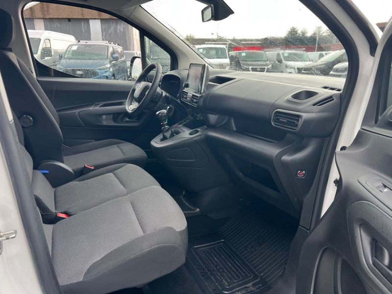 Photo 8 de l'offre de TOYOTA PROACE CITY MEDIUM 100 D-4D ACTIVE à 13950€ chez Bretagne Utilitaires