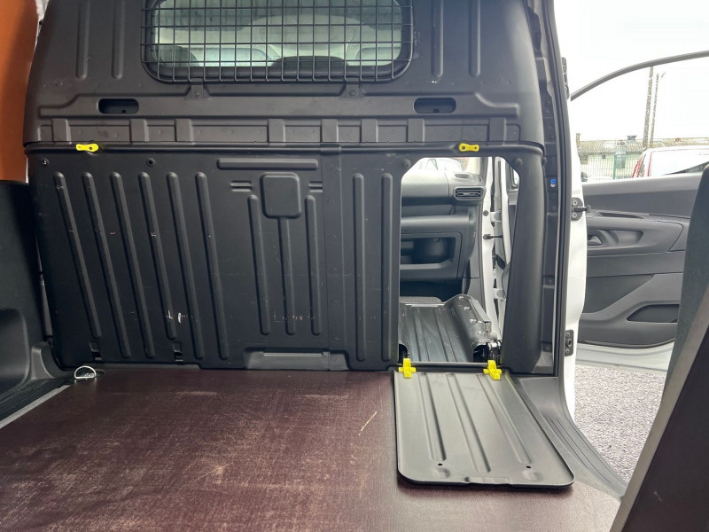 Photo 9 de l'offre de TOYOTA PROACE CITY MEDIUM 100 D-4D ACTIVE à 13950€ chez Bretagne Utilitaires