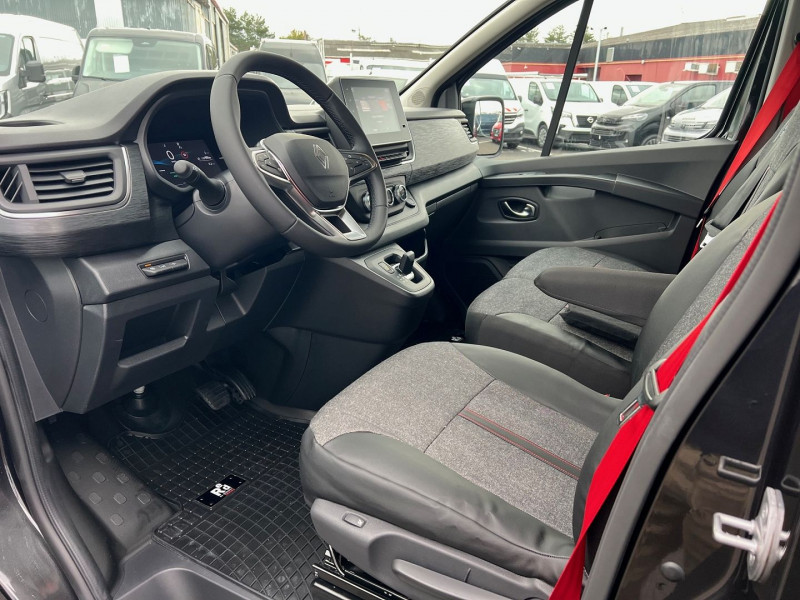 Photo 2 de l'offre de RENAULT TRAFIC NOIR 3T L1H1 170 CV BVA9 EXCLUSIVE + OPTIONS à 41940€ chez Bretagne Utilitaires
