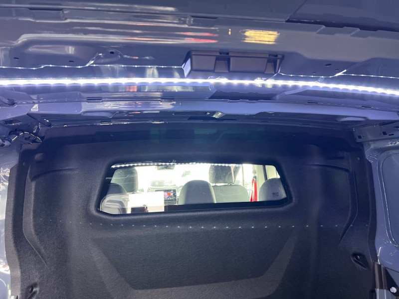 Photo 8 de l'offre de RENAULT TRAFIC URBAIN 5 PLACES BVA9 170 CV L2H1 EXCLUSIVE + OPTIONS à 46740€ chez Bretagne Utilitaires