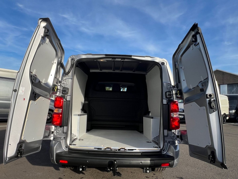 Photo 4 de l'offre de PEUGEOT EXPERT FG XL 2.0 BLUEHDI 180CH CAB APPRO 5PL PACK PREMIUM CONNECT EAT8 à 41940€ chez Bretagne Utilitaires