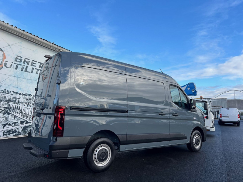 Photo 2 de l'offre de RENAULT MASTER IV FG F3500 L2H2 BLUE DCI 150CH EXTRA + KIT BOIS à 37140€ chez Bretagne Utilitaires