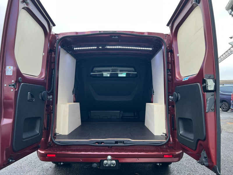 Photo 4 de l'offre de NISSAN PRIMASTAR FG ROUGE CARM L2H1 3T0 2.0 DCI 170CH BVA9 CAB APPRO 5PL TEKNA à 42540€ chez Bretagne Utilitaires