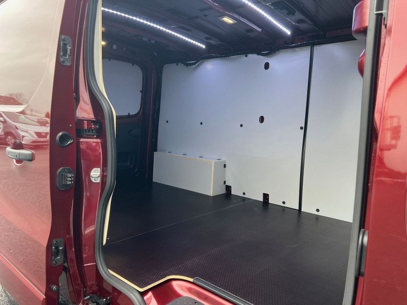 Photo 11 de l'offre de RENAULT TRAFIC CARMIN 3T L2H1 170 CV BVA9 EXCLUSIVE + OPTIONS à 43140€ chez Bretagne Utilitaires