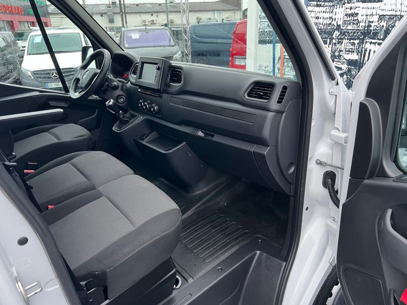 Photo 5 de l'offre de RENAULT MASTER F3300 L2H2 2.3 BLUE DCI 135CH GRAND CONFORT + GALERIE + ATTELAGE à 22740€ chez Bretagne Utilitaires