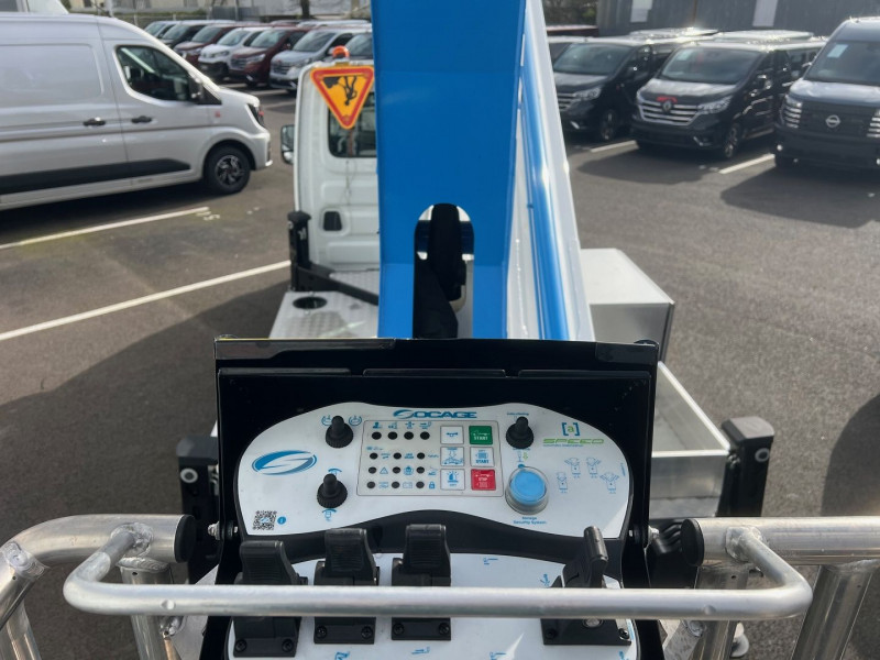 Photo 4 de l'offre de IVECO DAILY 35S14 NACELLE 24M SPEED ARTICULE PACK BUSINESS à 106740€ chez Bretagne Utilitaires