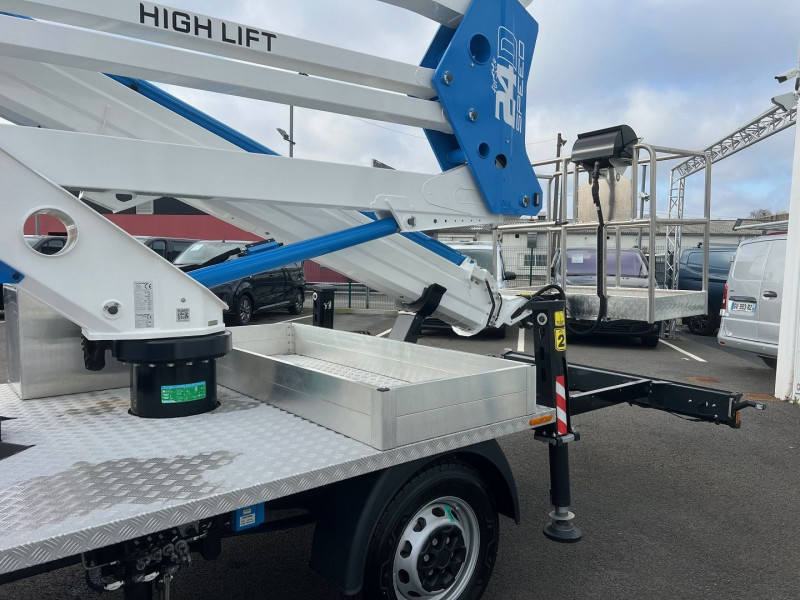 Photo 8 de l'offre de IVECO DAILY 35S14 NACELLE 24M SPEED ARTICULE PACK BUSINESS à 106740€ chez Bretagne Utilitaires