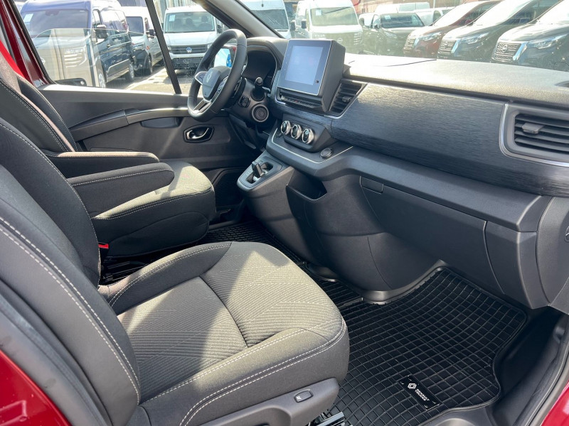 Photo 3 de l'offre de RENAULT TRAFIC III FG NEUF: CARMIN 5 PLACES BVA9 170 CV L2H1 EXCLUSIVE + OPTIONS à 46740€ chez Bretagne Utilitaires