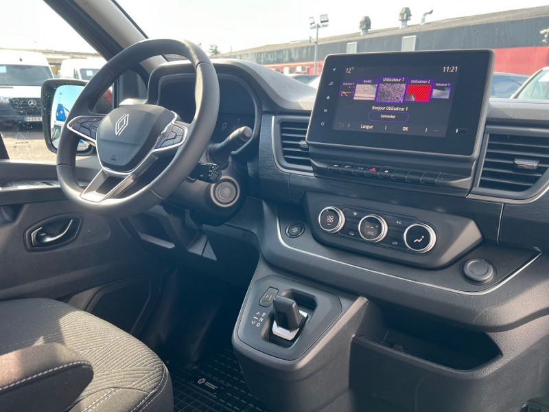 Photo 4 de l'offre de RENAULT TRAFIC III FG NEUF: CARMIN 5 PLACES BVA9 170 CV L2H1 EXCLUSIVE + OPTIONS à 46740€ chez Bretagne Utilitaires
