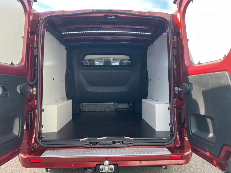 Photo 6 de l'offre de RENAULT TRAFIC III FG NEUF: CARMIN 5 PLACES BVA9 170 CV L2H1 EXCLUSIVE + OPTIONS à 46740€ chez Bretagne Utilitaires